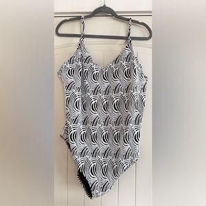 Stylish Black and White Patterned Women's swimsuit